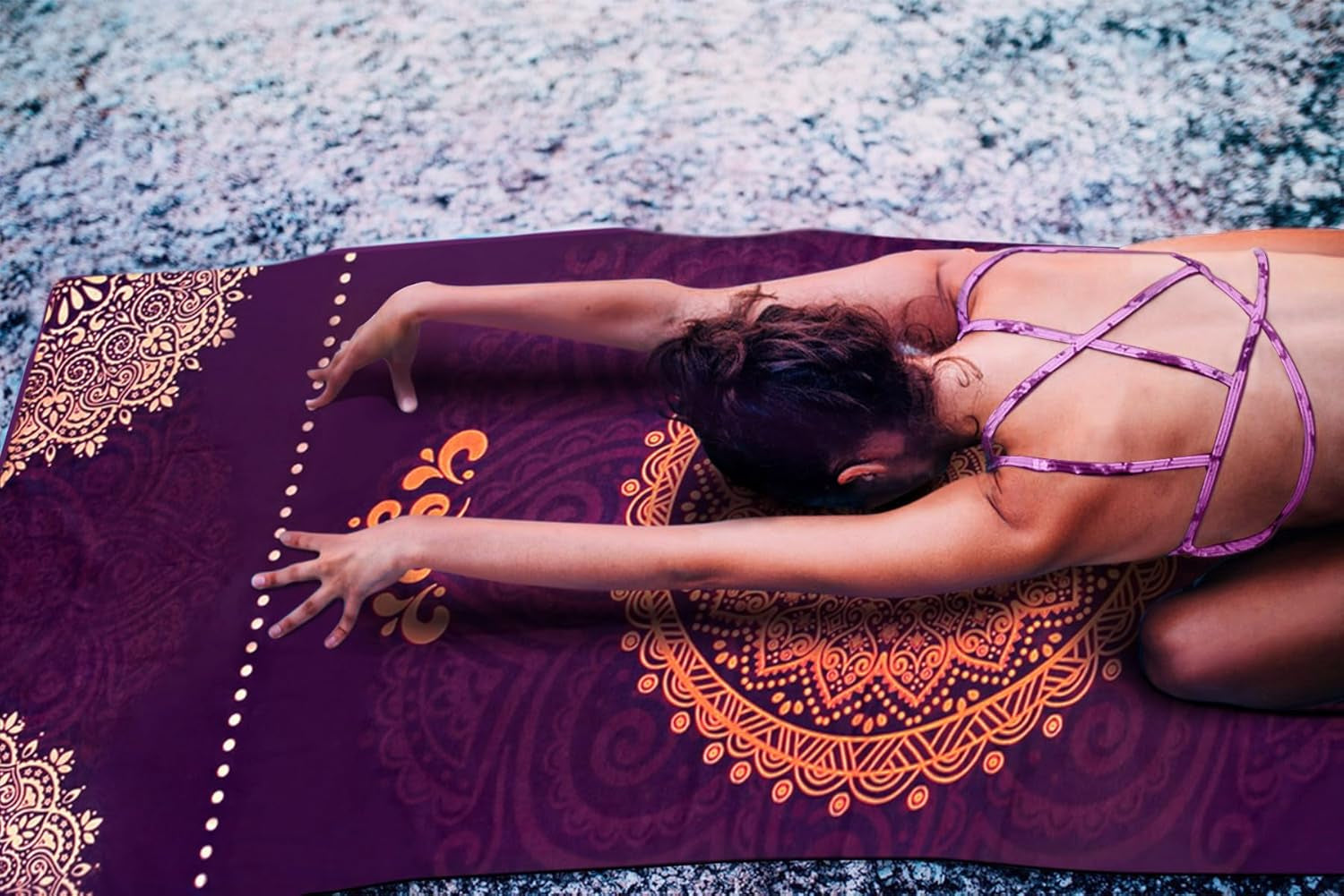 Ultimate Non-Slip Hot Yoga Towel with Exclusive Corner Pockets & Free Spray Bottle - Perfect for Yoga, Pilates, and Fitness!